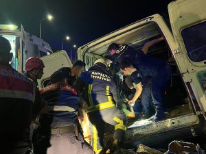 ARACIYLA İSTİNAT DUVARINA ÇARPAN SÜRÜCÜ ÖLDÜ