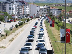 AFYONKARAHİSAR-ANTALYA KARAYOLUNDA 'TATİL DÖNÜŞÜ' YOĞUNLUĞU