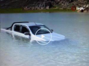 ARACIYLA GÖLETTEN GEÇERKEN MAHSUR KALDI