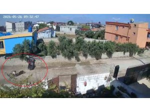 HATAY’DA MOTOSİKLETLE TEK TEKER YAPAN GENÇLERİN DUVARA ÇARPTIĞI ANLAR KAMERADA
