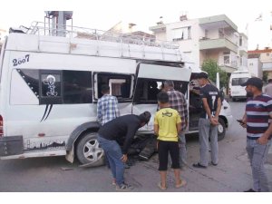 TARIM İŞÇİLERİNİ TAŞIYAN İKİ MİNİBÜS ÇARPIŞTI: 5 YARALI