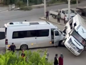 MİNİBÜSLER ÇARPIŞTI, 5 TARIM İŞÇİSİ YARALANDI