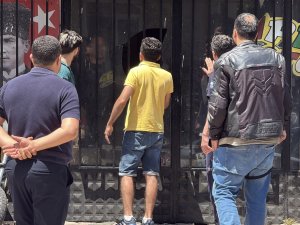 ÜZERİNE BENZİN DÖKÜP, KENDİSİNİ İŞ YERİNE KİLİTLEDİ