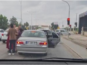 ADANA’DA TRAFİKTE KADINLI ERKEKLİ KAVGA KAMERAYA YANSIDI