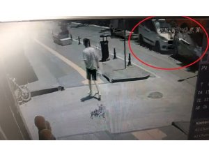HAFİF TİCARİ ARAÇLAR ÇARPIŞTI, KAZA ANI KAMERAYA YANSIDI