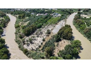 AŞIRI YAĞIŞLARLA DEBİSİ ARTAN ASİ NEHRİ’NDEN GELEN TAŞ YIĞINLARI, ONLARCA TARIM ARAZİSİNE ZARAR VERDİ