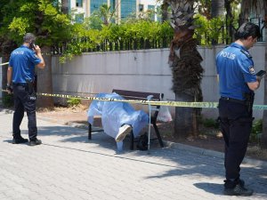 İFADE VERMEYE GİTTİĞİ ADLİYENİN ÖNÜNDEKİ BANKTA ÖLÜ BULUNDU