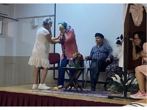 HALK EĞİTİMİ KURSİYERLERİ İNGİLİZCE TİYATROYLA SAHNE ALDI