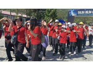 SALDA GÖLÜ KIYISINDA BİLİM ŞÖLENİ: ÖĞRENCİLER VE BİLİM İNSANLARI BİR ARAYA GELDİ