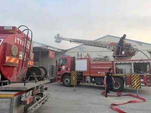 TARSUS’TA ATÖLYEDE ÇIKAN YANGIN KORKUTTU