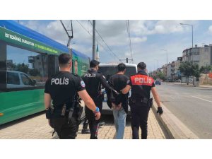 POLİSİ GÖRÜNCE KAÇMAK İSTEDİ, 34 DOSYADAN 23 YIL HAPİS CEZASI İLE ARANDIĞI ORTAYA ÇIKTI