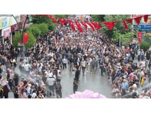 ISPARTA’DA ULUSLARARASI GÜL FESTİVALİ COŞKUSU: BİNLERCE KİŞİ KORTEJDE BULUŞTU