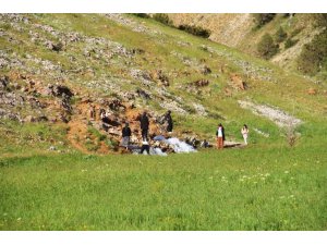 KAYALARIN ARASINDAN FIŞKIRAN SU GÖRENLERİ HAYRAN BIRAKIYOR