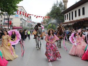 ISPARTA'DA RENKLİ FESTİVAL KORTEJİ