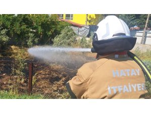 HATAY’DA BAHÇE YANGINI İTFAİYE EKİPLERİ TARAFINDAN SÖNDÜRÜLDÜ