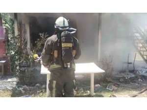 TARLADAKİ EVDE ÇIKAN YANGIN İTFAİYE EKİPLERİNCE SÖNDÜRÜLDÜ