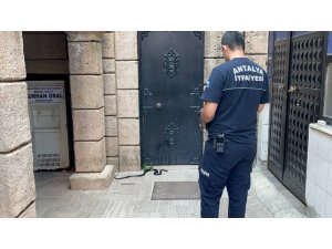 NAMAZA GELEN CEMAAT KARŞILAŞTIKLARI YILANI ÖNCE OYUNCAK SAND