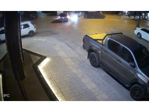 OTOMOBİLLE ÇARPIŞAN MOTOSİKLETTEKİLER, METRELERCE UÇUP PARK 