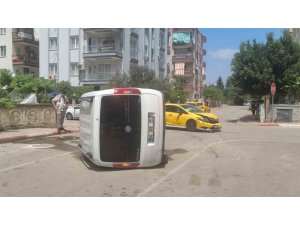 TAKSİ İLE ÇARPIŞAN HAFİF TİCARİ ARAÇ YAN YATTI: SÜRÜCÜNÜN BU