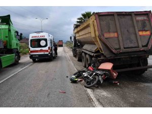 HAFRİYAT KAMYONUYLA ÇARPIŞAN MOTOSİKLETİN SÜRÜCÜSÜ YARALANDI