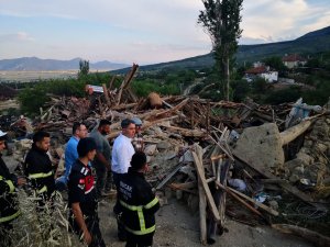 KERPİÇ EV ÇÖKTÜ; KARI KOCA YARALANDI