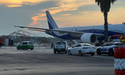 THY UÇAĞI, ANTALYA HAVALİMANI'NDA RADAR DİREĞİNE ÇARPTI
