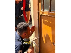 PARMAĞI KAPIYA SIKIŞAN ÇOCUĞUN İMDADINA İTFAİYE YETİŞTİ