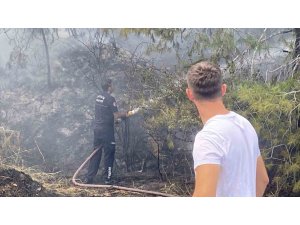 ANTALYA’DA ORMANLIK ALANDAKİ YANGIN BÜYÜMEDEN SÖNDÜRÜLDÜ