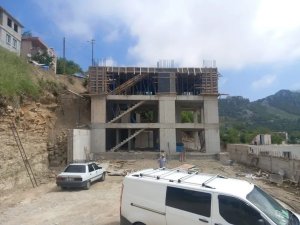 KAHRAMANMARAŞ’TA İNŞAATTAN DÜŞEN İŞÇİ AĞIR YARALANDI