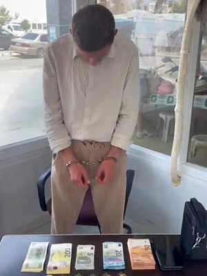 PAZARDA SAHTE DÖVİZ VE ALTINLARLA ALIŞVERİŞ YAPMAYA ÇALIŞTI, ESNAF VE ZABITANIN DİKKATİYLE YAKALANDI
