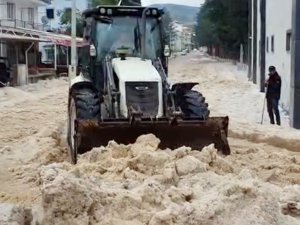 YOLLAR KAPANDI, BAHÇELER ZARAR GÖRDÜ