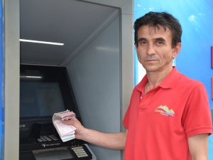 ATM HAZNESİNDE BULDUĞU PARAYI BANKAYA TESLİM ETTİ