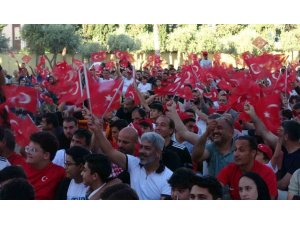 MİLLİ MAÇ HEYECANINI İHL BAHÇESİNDE DEV EKRANDA İZLEDİLER