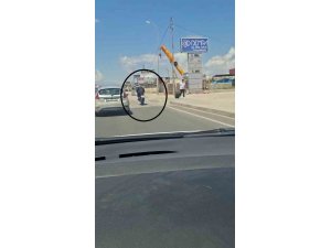 TRAFİKTE TEK TEKER YAPARAK İLERLEYEN SÜRÜCÜYE 46 BİN TL CEZA