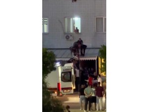 CAM SİLERKEN METRELERCE YÜKSEKLİKTEN DÜŞEN GENÇ KIZ YARALANDI