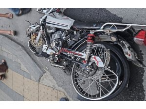 MERSİN’DE OTOMOBİLLE ÇARPIŞAN MOTOSİKLET SÜRÜCÜSÜ AĞIR YARALANDI