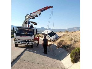 LEVHAYA ÇARPIP YOLDAN ÇIKAN ARAÇTAKİLER YARA ALMADAN KURTULDU