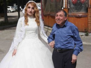 ENGEL TANIMAYAN ÇİFTİ BÜYÜKŞEHİR BELEDİYE OTOBÜSÜ AYIRDI