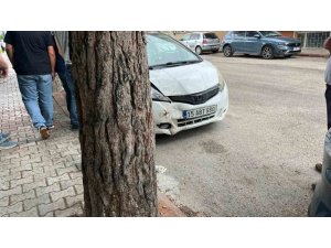 BURDUR’DA OTOMOBİL AĞACA ÇARPTI: 1 YARALI