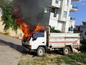 PARK HALİNDEKİ KAMYONET YANDI