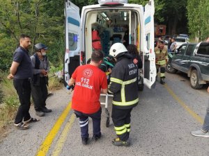 BELEN’DE PİKAPLA ÇARPIŞAN MOTOSİKLETİN SÜRÜCÜSÜ ŞARAMPOLE YUVARLANDI