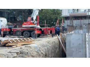 KAMYONDAN DÖKÜLEN HAFRİYATIN ALTINDA KALAN 2 İŞÇİ YARALANDI