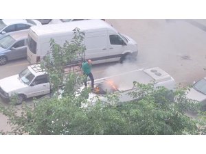 PARK HALİNDEKİ ARACIN TAVANINDA ÇIKAN YANGINA VATANDAŞLAR MÜDAHALE ETTİ