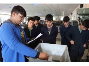 MESLEK LİSESİ ÖĞRENCİLERİNDEN SIFIR ATIK HAMLESİ