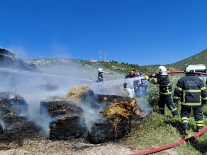 YANAN TRAKTÖRDEN SIÇRAYAN KIVILCIM, SAMAN BALYALARINI KÜL ETTİ