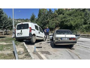 BURDUR’DA OTOMOBİL İLE HAFİF TİCARİ ARAÇ ÇARPIŞTI: 5 YARALI