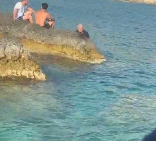 ZIPKINLA BALIK AVLARKEN KAYALIKLARA SIKIŞARAK HAYATINI KAYBETTİ