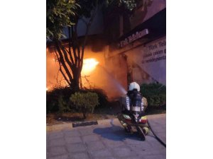 İSKENDERUN’DA İŞ YERİ ALEVLERE TESLİM OLDU