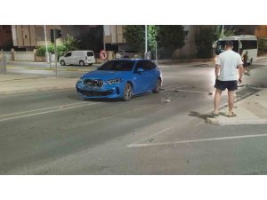 MANAVGAT’TA İKİ OTOMOBİL ÇARPIŞTI, SÜRÜCÜLER KAZAYI YARA ALMADAN ATLATTI
