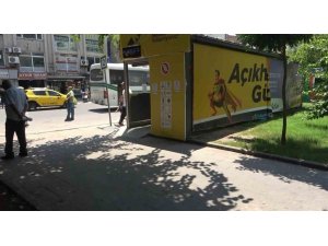 KLİMALI DURAKLAR DEVRE DIŞI BIRAKILDI, VATANDAŞ GÖLGEYE SIĞINDI